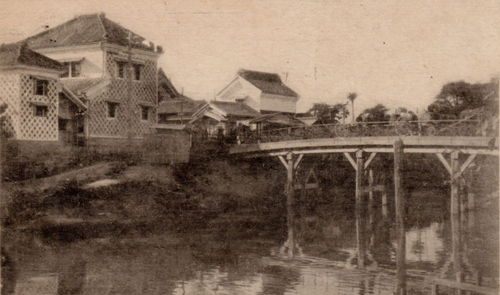 汐入川と汐留橋越しに見た大正初期の下町。左に見えるのが館山郵便局本局