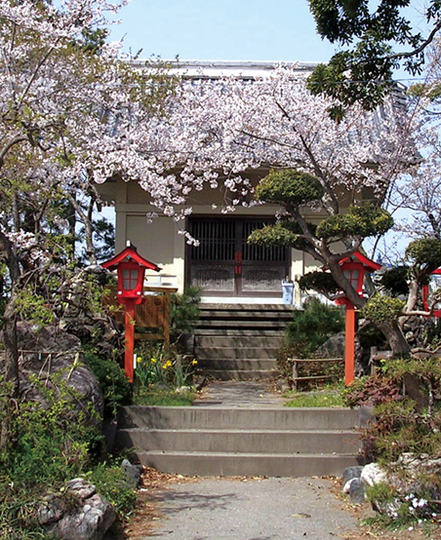 地域の人たちの憩いの場でもある諏訪神社