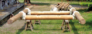 檜の丸太で組んだ担ぎ棒