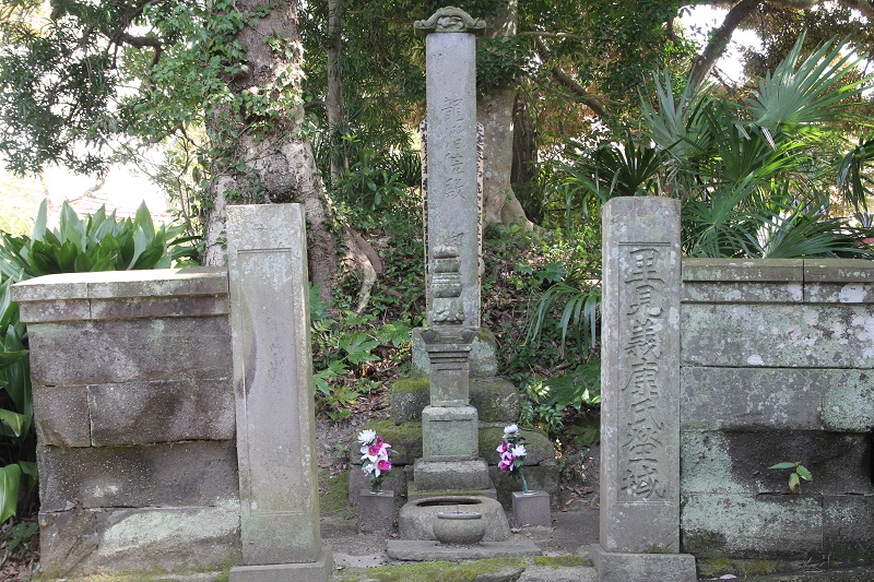 慈恩院 妙音院のすぐ脇にあるお寺。墓地には里見義康のお墓があります。