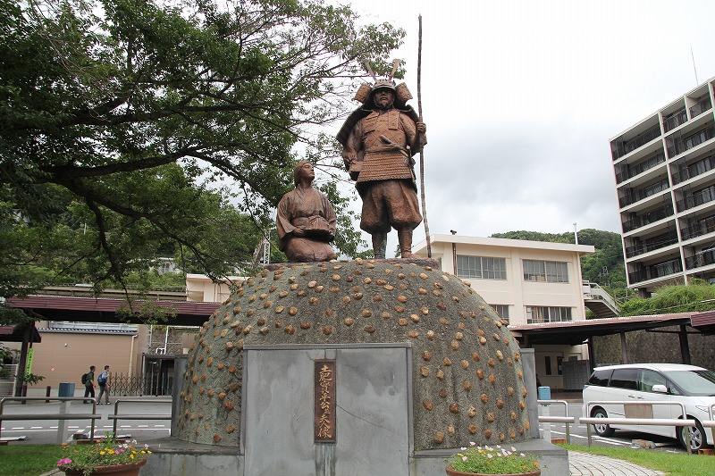 土肥実平像(神奈川県湯河原町JR湯河原駅前)