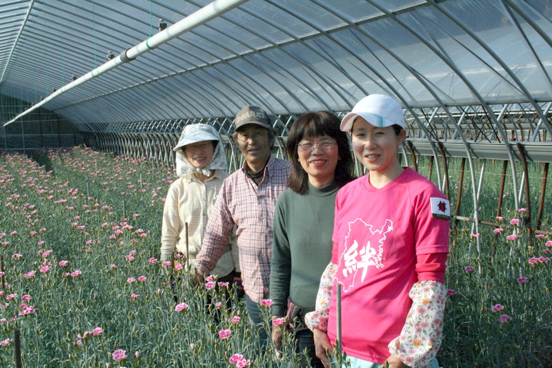 本田京子さん(手前) 研修中の飯田花農園にて