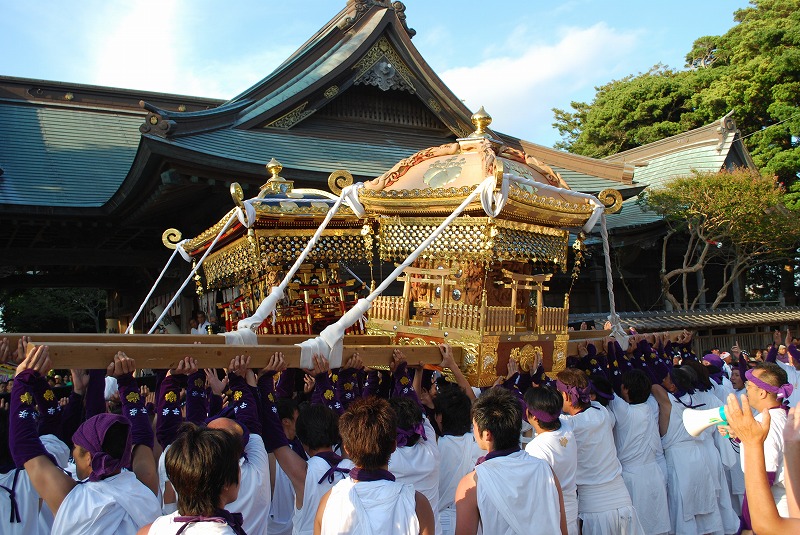 八幡神社境内 神輿の競演