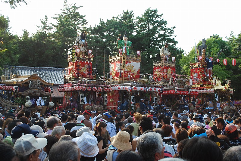 八幡宮境内に5台の山車・お船が集合